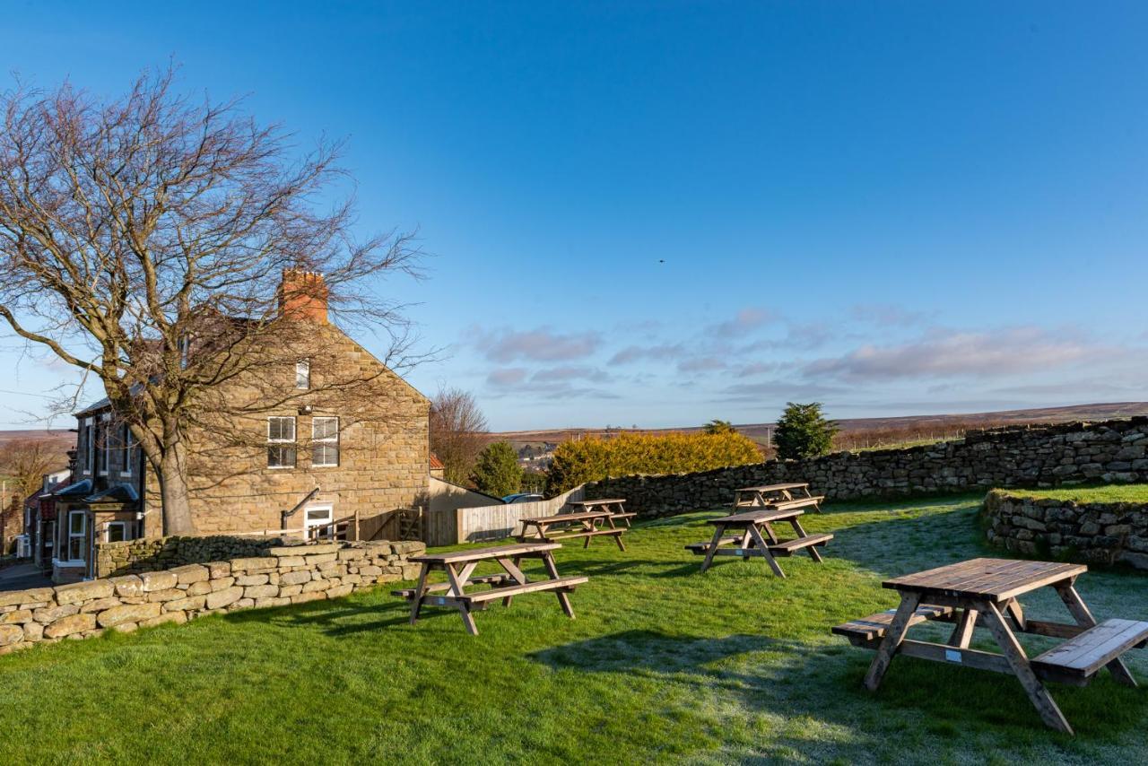 The Fox & Hounds Inn & Camping Pods 댄비 외부 사진